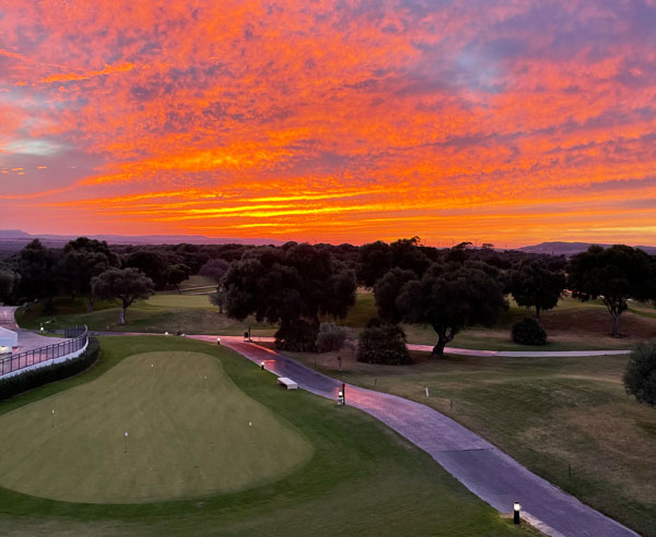 Benalup, Spanien. Abendrot über Golfplatz