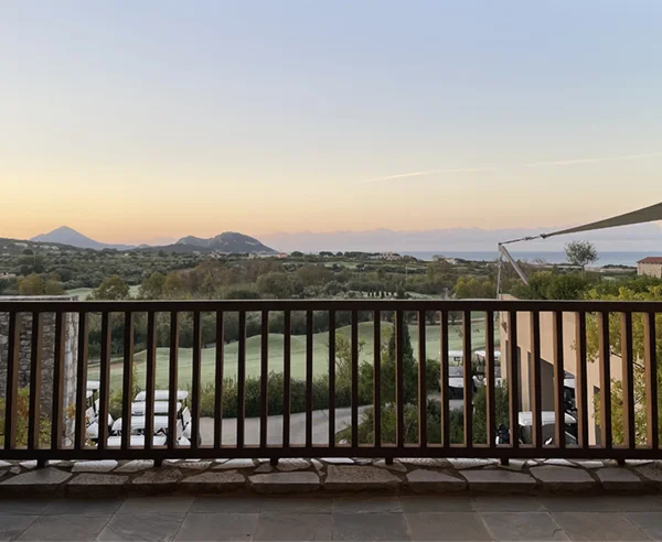 Costa Navarino Plauschreise: Aussicht ab Clubhaus Dunes zum Meer